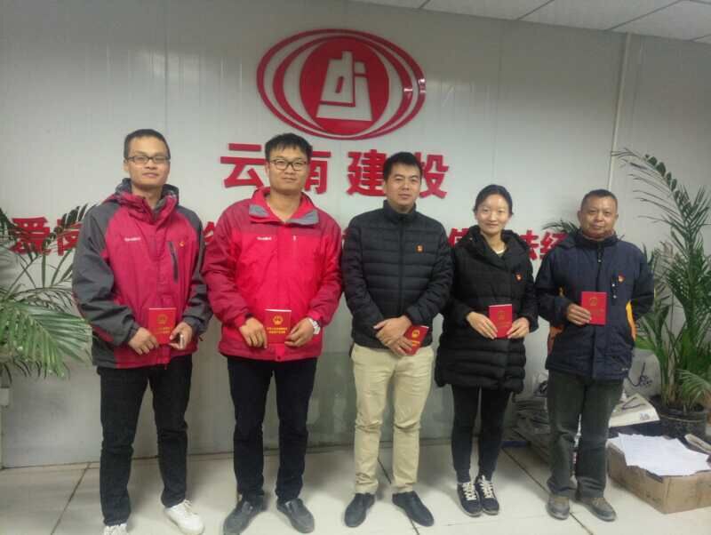 三公司第一項目部發(fā)放黨章.jpg 三公司第一項目部發(fā)放黨章.jpg