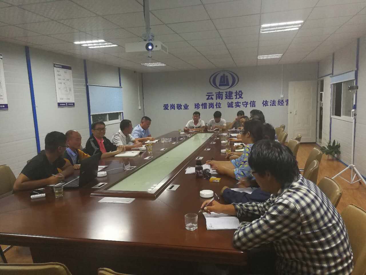 黨委書記倪燦華親臨項(xiàng)目一線——為臨滄滇西科技師范學(xué)院項(xiàng)目部全體職工“注入火力”.jpg