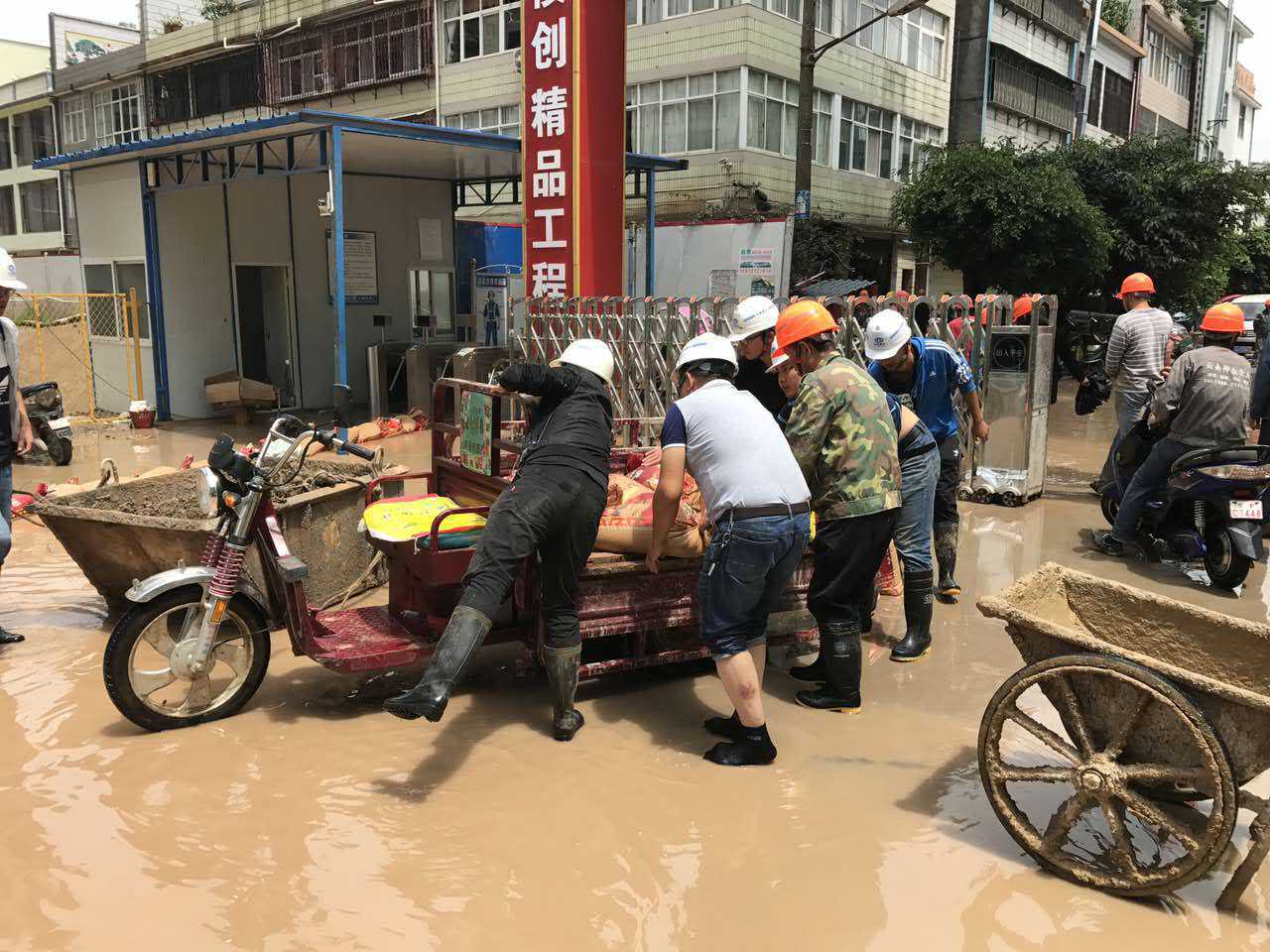 小西城項(xiàng)目抗洪報(bào)道圖片.jpg
